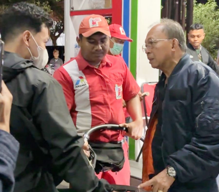 Gubernur Bali Wayan Koster kembali turun langsung mengawal percepatan distribusi bahan bakar minyak (BBM) di Bali. Hingga Jumat (16/10/2026) dini hari, Gubernur Koster bersama jajaran Pertamina meninjau sejumlah SPBU di wilayah Denpasar untuk memastikan pelayanan berjalan optimal sekaligus mendengarkan langsung keluhan dan masukan masyarakat. (foto/Sukadana)