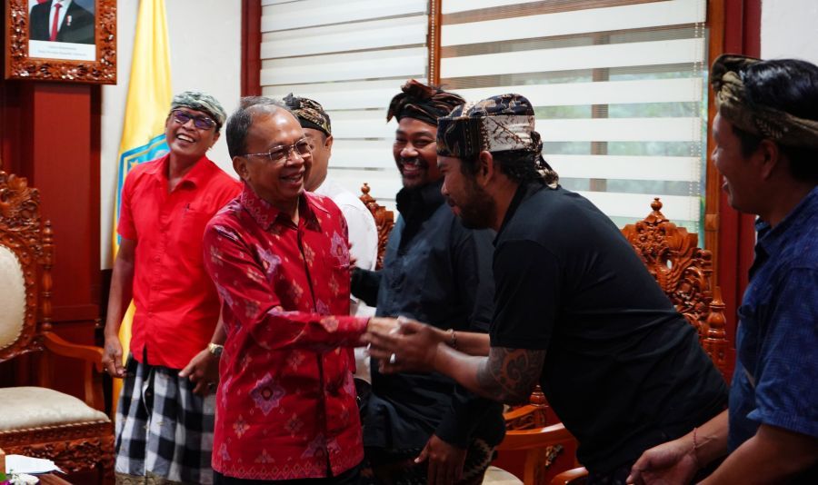 Gubernur Bali, Wayan Koster, menerima audiensi jajaran Bali Transport Bersatu (BTB) di Ruang Tamu Kantor Gubernur Bali, Renon, Denpasar, Bali, Senin (23/2/2026). (Foto/sukadana)