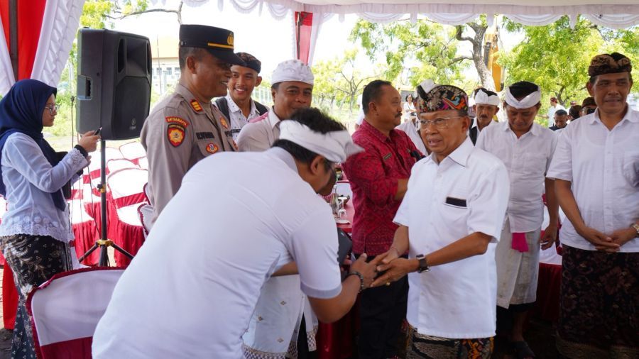 Gubernur Bali, Wayan Koster yang didampingi oleh Wakil Bupati Karangasem, Pandu Prapanca Lagosa menghadiri Upacara Ngeruak sekaligus melakukan Peletakan Batu Pertama Pembangunan Sekolah Rakyat Provinsi Bali di Kabupaten Karangasem, Bali, Selasa (23/12/2025). (foto/sukadana)