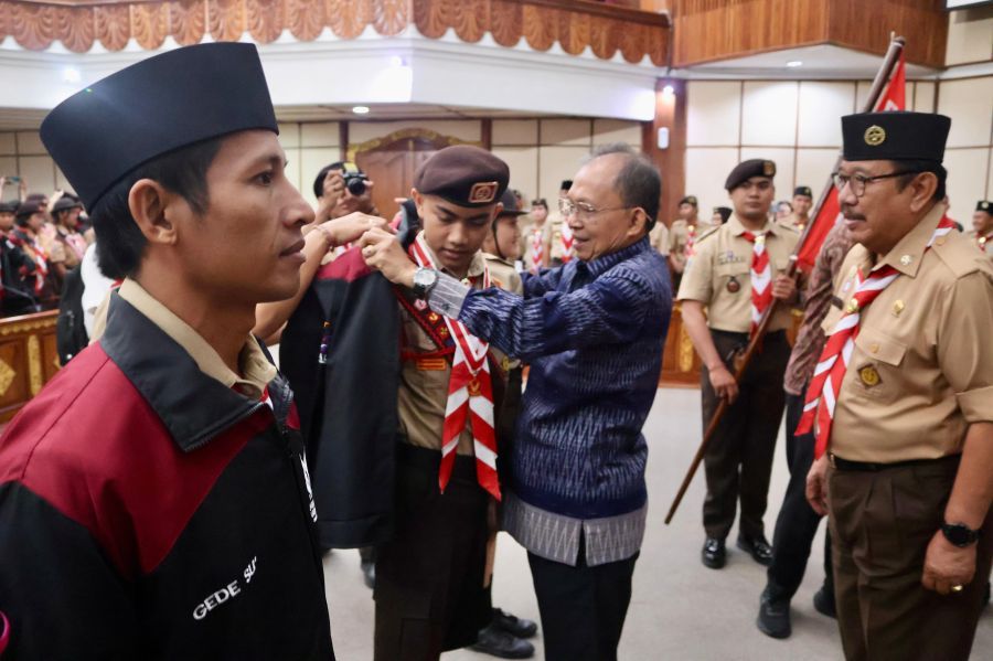 Gubernur Bali Wayan Koster selaku Ketua Majelis Pimpinan Daerah Gerakan Pramuka Bali melepas Kontingen Pramuka Bali yang akan mengikuti Jambore Nasional XII di Bumi Perkemahan Graha Wisata Cibubur, di Gedung Wiswa Sabha Kantor Gubernur Bali, Denpasar, Jumat (7/8/2026). (foto/sukadana)