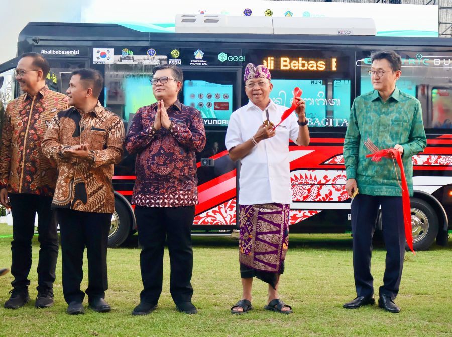 Gubernur Bali, Wayan Koster, meluncurkan Bus Listrik Trans Sarbagita dan Charging Station hibah Proyek Bali E-Mobility di Lapangan Timur, Niti Mandala Renon, Denpasar, Bali, Kamis (22/10/2026). (foto/sukadana)