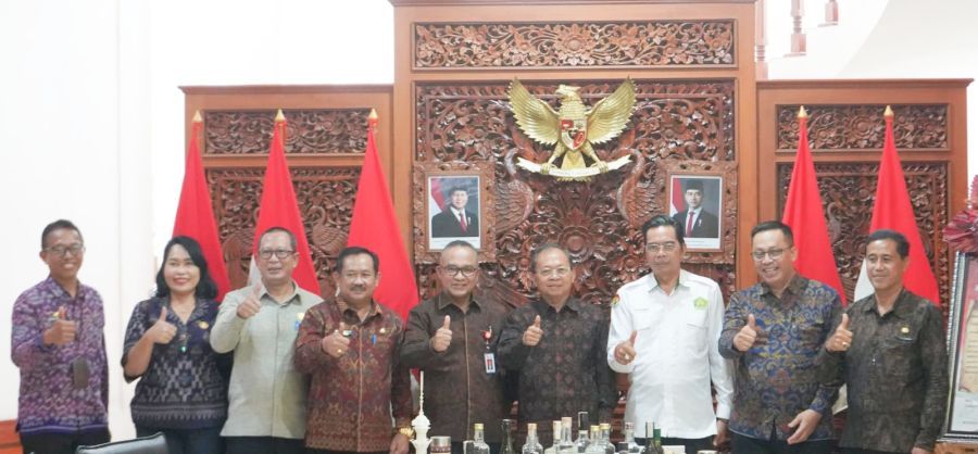Gubernur Bali, Wayan Koster dalam Seleksi Financial Literacy Award 2026 Otoritas Jasa Keuangan (OJK) yang disampaikan secara virtual kepada 3 Penguji, di  Jayasabha, Denpasar, Bali, Selasa (28/7/2026). (foto/sukadana)