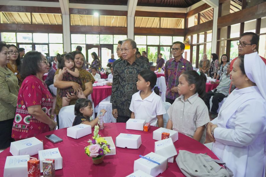 podiumnews.com-Gubernur Bali Puji Penyerahan Dokumen Kependudukan bagi 30 Anak Telantar