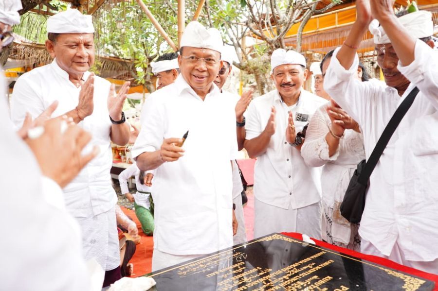 Gubernur Bali Wayan Koster meresmikan Pemugaran dan bangunan baru Pura Penyusuhan, Desa Adat Kubutambahan, Buleleng, Bali, Rabu (5/11/2025). (Foto/sukadana)