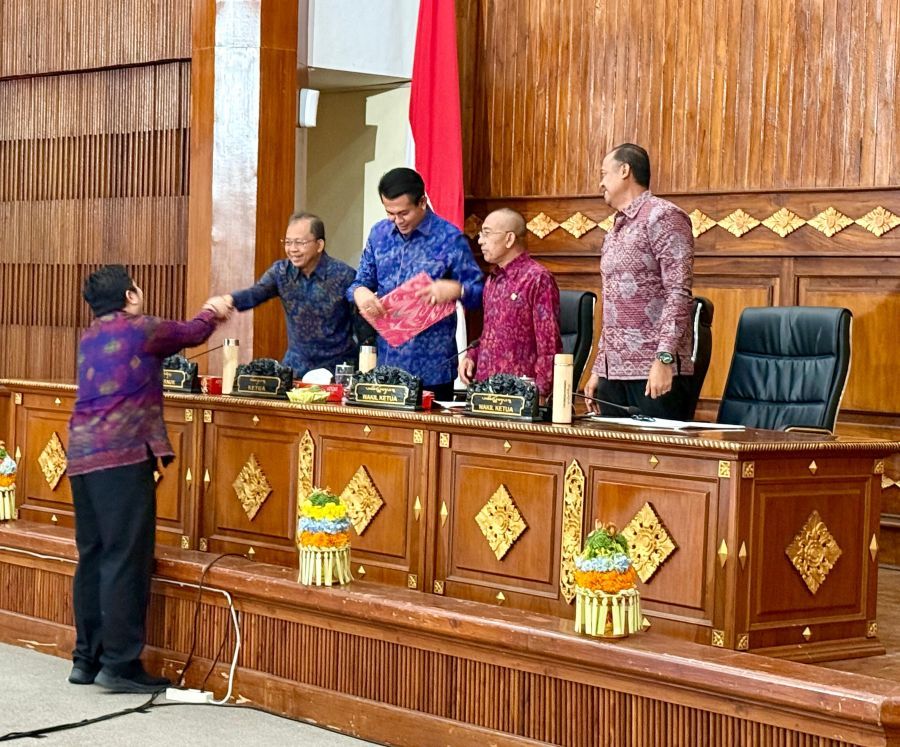 Gubernur Bali, Wayan Koster menyampaikan Raperda Provinsi Bali tentang Pengendalian Alih Fungsi Lahan Produktif dan Larangan Alih Kepemilikan Lahan secara Nominee dan Raperda Provinsi Bali tentang Pengendalian Toko Modern berjejaring serta menyampaikan pendapat terhadap Raperda tentang Penghormatan, Perlindungan dan Pemenuhan Hak Penyandang Disabilitas pada Rapat Paripurna ke-15 Masa Sidang I Tahun Sidang 2025-2026, di Denpasar, Bali, Senin (1/12/2025). (foto/sukadana)