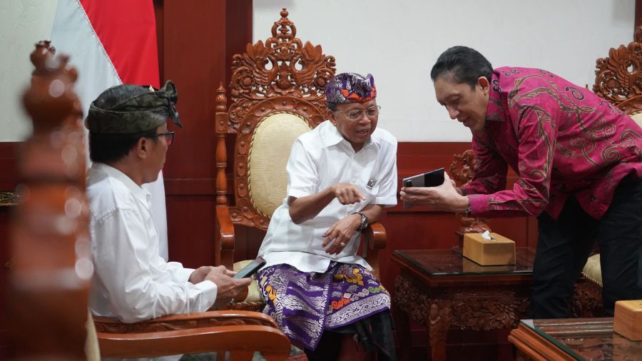 Gubernur Bali Wayan Koster menerima audiensi Sekretaris Jenderal Kementerian Kebudayaan, Bambang Wibawarta, di Ruang Tamu Kantor Gubernur Bali, Renon, Denpasar, Senin (16/3/2026). (Foto/sukadana)