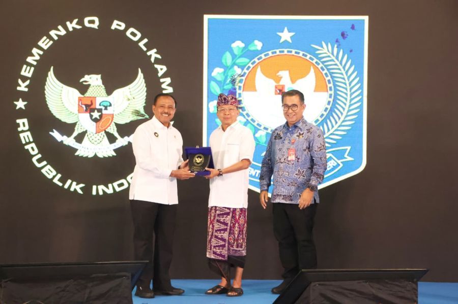 Gubernur Bali Wayan Koster saat menghadiri Rapat Koordinasi dan Sinkronisasi dalam rangka Harmonisasi Kewenangan Pusat dan Daerah melalui Evaluasi Implementasi Penyelenggaraan Pemerintah Daerah di The Sakala Resort Bali, Kabupaten Badung, Kamis (6/11/2025). (Foto/sukadana)