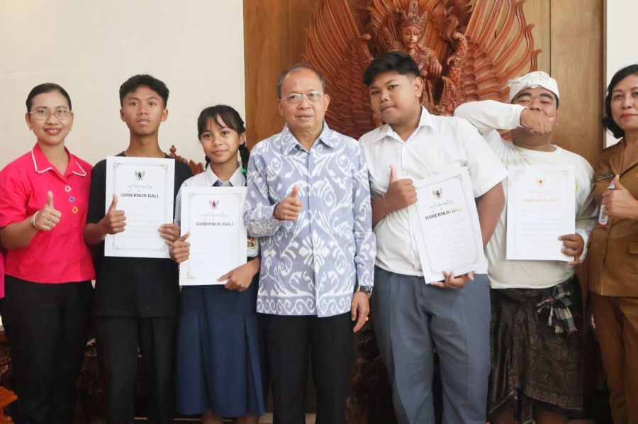 Gubernur Bali, Wayan Koster memberikan bantuan sosial pendidikan kepada siswa-siswi di Kota Denpasar dalam keadaan kurang mampu dan anak yatim piatu, di Jayasabha, Denpasar, Bali, Senin (12/10/2026). (foto/sukadana)
