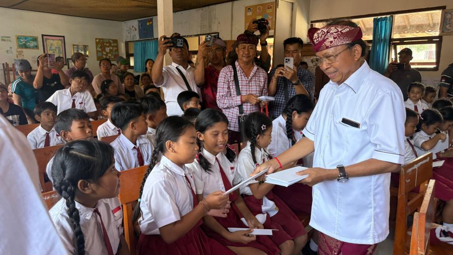 Gubernur Bali Wayan Koster menyerahkan bantuan kepada SDN 5 Banjar yang terdampak banjir bandang yang terjadi pada 6 Maret 2026 lalu, pada Senin (30/3/2026). (foto/sukadana)
