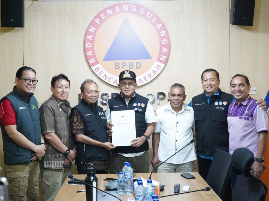 Gubernur Bali Wayan Koster turun langsung menyerahkan bantuan senilai Rp1 miliar untuk membantu masyarakat terdampak gempa di NTT. Bantuan diserahkan secara simbolis kepada Gubernur NTT Emanuel Melkiades Laka Lena di Posko Pusdalops BPBD Kabupaten Manggarai Barat, NTT, Kamis (20/8/2026). (foto/sukadana)