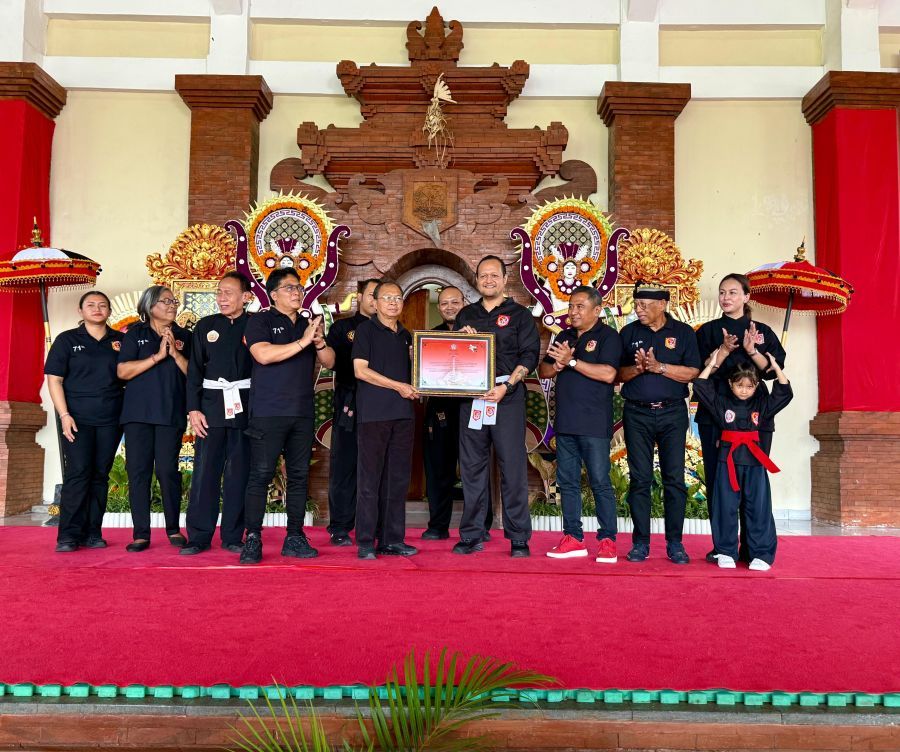 podiumnews.com-Gubernur Bali Serahkan Hibah Lahan Rp13 Miliar ke PSPS Bakti Negara