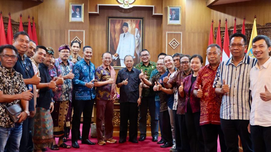 Gubernur Bali, Wayan Koster menggelar Rapat Koordinasi Elektrifikasi Taksi bersama para pelaku usaha transportasi dan pengurus koperasi taksi di Ruang Rapat Kerthasabha, Jayasabha, Denpasar, Bali, Kamis (14/5/2026). (foto/sukadana)