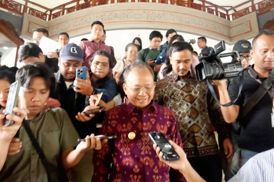 Gubernur Bali Wayan Koster di sela-sela Rapat Paripurna ke-12 dan ke-13 DPRD Provinsi Bali Masa Persidangan I Tahun 2025 di Gedung Wiswa Sabha Utama, Denpasar, Bali, Senin (17/11/2025). (Foto/sukadana)
