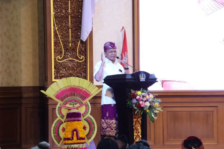 Gubernur Bali Wayan Koster memberikan sambutan saat pembukaan Lokasabha XII MGPSSR di Puspem Badung, Minggu (21/12/2025). (foto/sukadana)