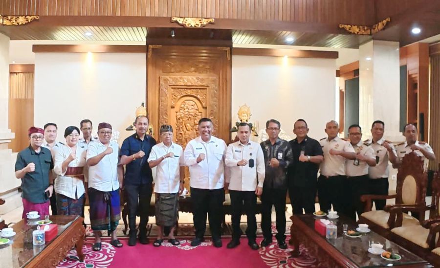 Gubernur Bali Wayan Koster saat menerima audiensi Sekretaris Kementerian Koordinator Bidang Hukum, Hak Asasi Manusia, Imigrasi, dan Pemasyarakatan (Kemenko Kumham Imipas), R. Andika Dwi Prasetya, di Rumah Jabatan Gubernur Bali, Jayasabha, Denpasar, Bali, Kamis (8/10/2026). (foto/sukadana)