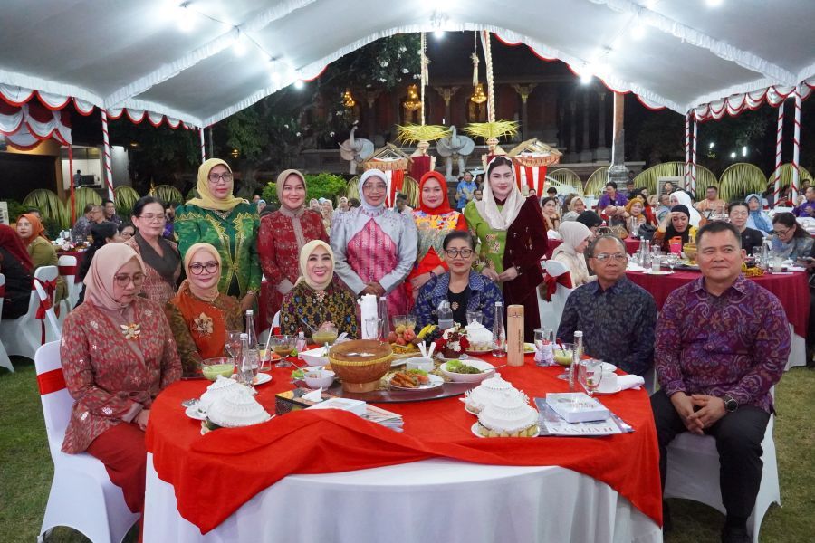 Gubernur Bali Wayan Koster menyambut hangat kehadiran Ketua Umum Tim Penggerak (TP) PKK dan Tim Pembina Posyandu Pusat, Tri Suswanti Tito Karnavian, beserta jajaran dan para undangan dalam jamuan makan malam yang berlangsung di Rumah Jabatan Gubernur Bali, Jayasabha, Denpasar, Bali, Rabu (21/10/2026) malam. (foto/sukadana)
