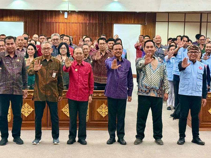 Gubernur Bali, Wayan Koster dalam acara Sosialisasi Penguatan Integritas, Budaya Antikorupsi dan Gratifikasi bagi ASN Pemprov Bali dan Forum Penyuluh Antikorupsi (PAKSI) Provinsi Bali yang berlangsung di Gedung Wiswa Sabha Utama, Kantor Gubernur Bali, Denpasar, Selasa (4/11/2025). (Foto/sukadana)