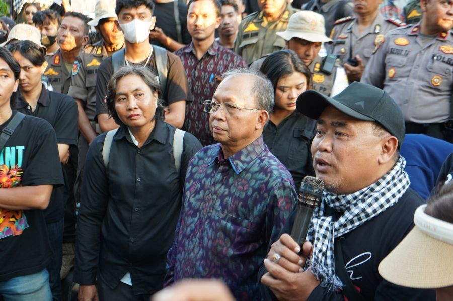 Gubernur Bali Wayan Koster menerima aspirasi perwakilan peserta Aksi Kamisan yang terdiri atas unsur serikat pekerja, buruh, dan mahasiswa terkait usulan kenaikan Upah Minimum Provinsi (UMP) Bali tahun 2027. Pertemuan berlangsung di Kantor Gubernur Bali, Denpasar, Rabu (21/10/2026). (foto/sukadana)