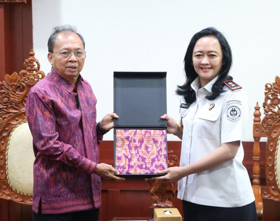 podiumnews.com-Gubernur Koster Ajak Imigrasi Awasi Ketat WNA di Bali