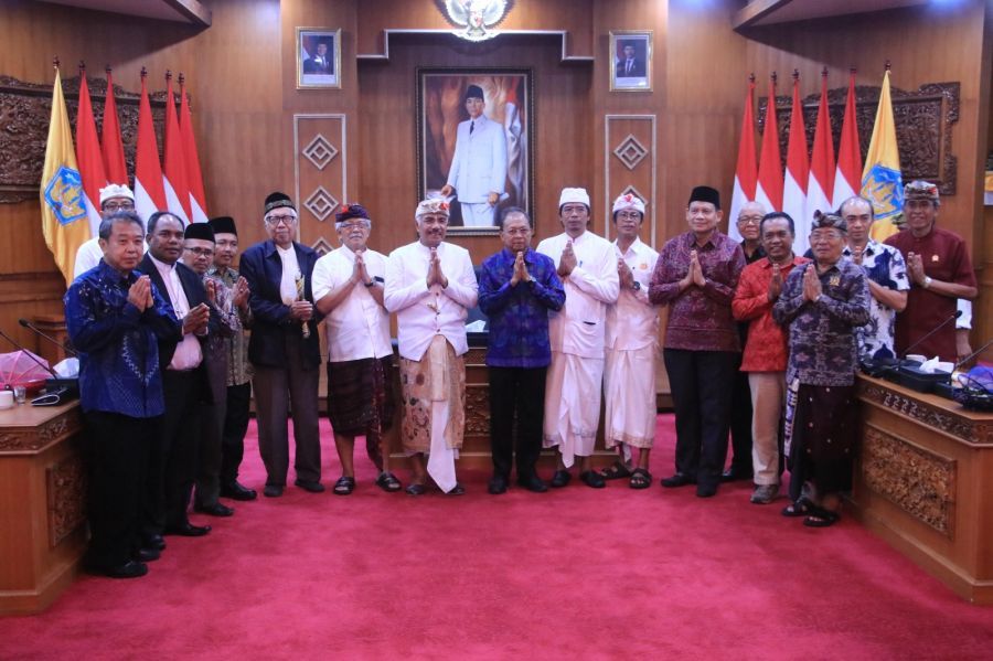 Rapat koordinasi diselenggarakan oleh Dinas Pemajuan Masyarakat Adat Provinsi Bali melalui Forum Kerukunan Umat Beragama (FKUB) dipimpin Gubernur Bali, Wayan Koster, di Gedung Kertha Sabha, Jaya Sabha, Denpasar, Bali, Rabu (11/3/2026). (Foto/sukadana)