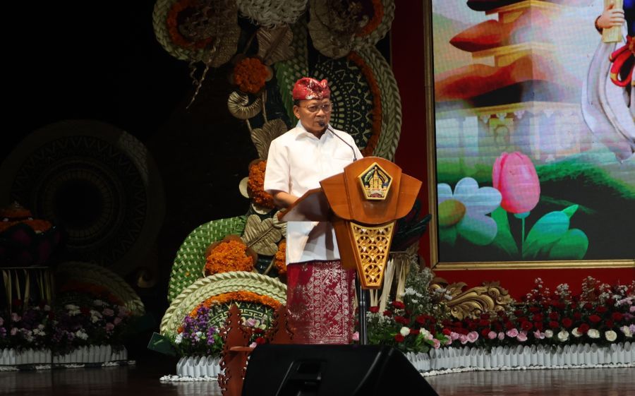 podiumnews.com-Gubernur Koster Ajak Warga Tegur Pelanggaran Aksara Bali