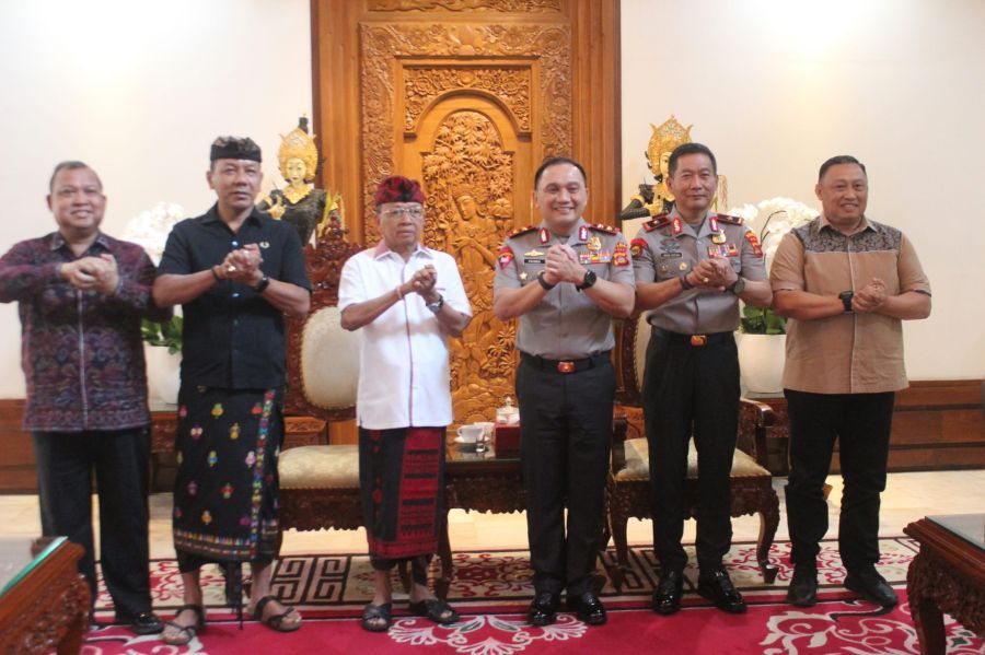 Kapolda Bali Irjen Pol Pasma Royce bersama jajaran mengunjungi Gubernur Bali Wayan Koster di rumanjabatan Jayasabha, Denpasar, Bali, Kamis (15/10/2026). (foto/sukadana)