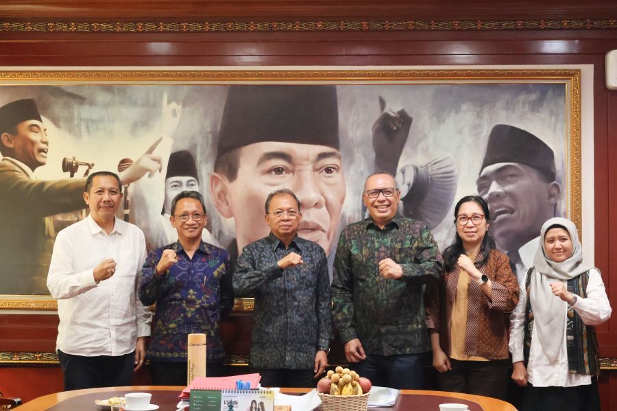 Gubernur Bali Wayan Koster saat menerima Direktur Jenderal Tata Ruang Kementerian Agraria dan Tata Ruang/Badan Pertanahan Nasional (ATR/BPN), Suyus Windayana, di Ruang Rapat Kantor Gubernur Bali, Renon, Denpasar, Senin (20/7/2026). (foto/sukadana)