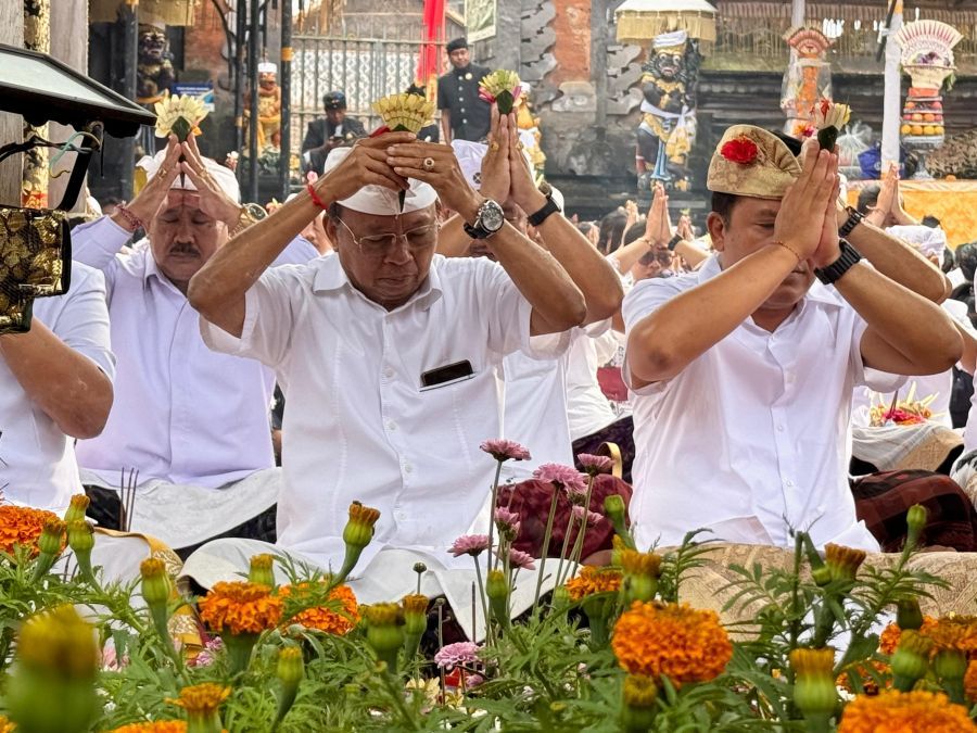 podiumnews.com-Gubernur Koster Doakan Kerahayuan Bali di Pura Ulun Danu Batur