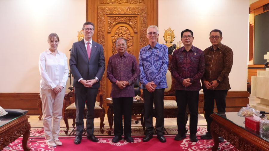 Gubernur Bali Wayan Koster bertemu Wakil Duta Besar Swiss untuk Indonesia Mathias Domenig dan Konsul Jenderal Swiss di Bali Gerhard L. Nutz di Jayasabha, Denpasar, Bali, Jumat (24/4/2026) pagi. (foto/sukadana)