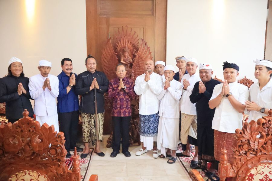 Gubernur Bali Wayan Koster menyatakan dukungan penuh terhadap pelaksanaan Karya Tawur Agung Manca Wali Krama dan Renovasi Pura Ulun Danu Batur saat menerima audiensi panitia penyelenggara di Jayasabha, Denpasar, Bali, Rabu (22/7/2026). (foto/sukadana)