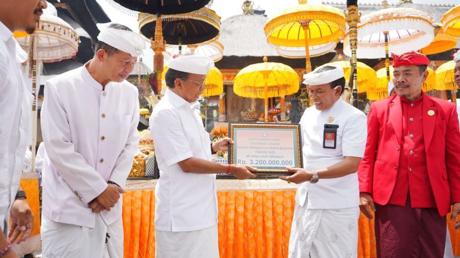 Gubernur Bali Wayan Koster saat memberi sambrama wacana saat puncak karya yang digelar, Kamis (2/4/2026). (foto/sukadana)