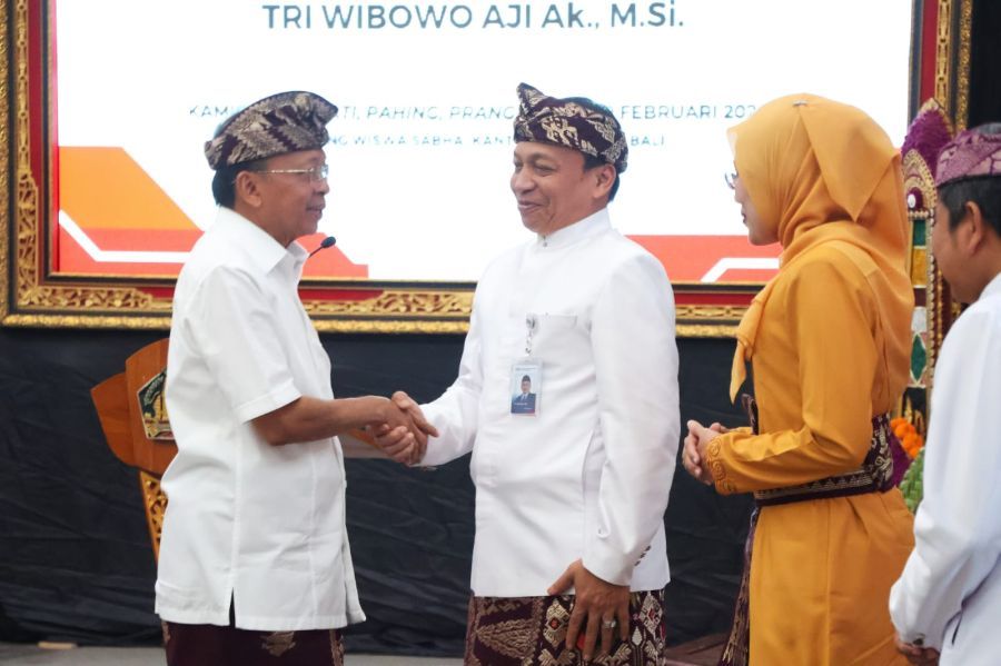 Gubernur Bali Wayan Koster mengukuhkan Bapak Tri Wibowo Aji Ak.,M.Si sebagai Kepala Perwakilan Badan Pengawasan Keuangan dan Pembangunan (BPKP) Provinsi Bali, di Gedung Wiswa Sabha, Kantor Gubernur Bali, di Denpasar, Kamis (19/2/2026). (Foto/sukadana)