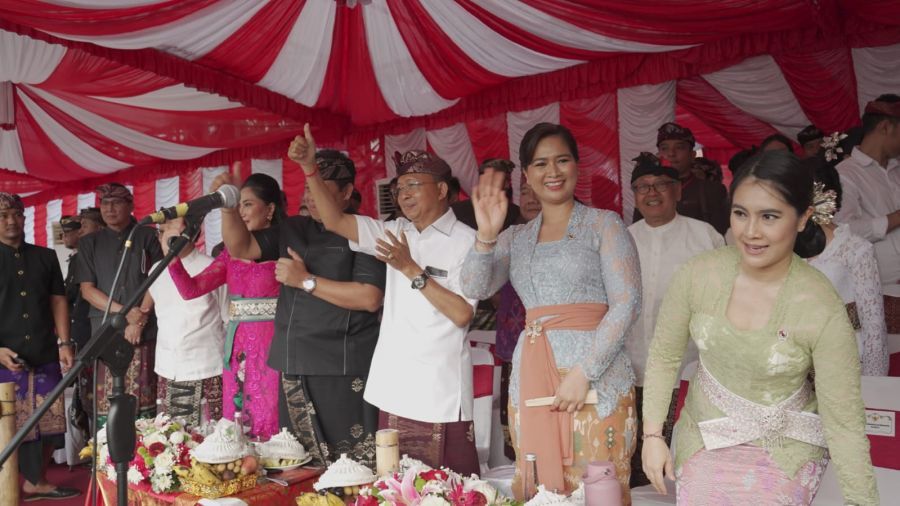 Gubernur Bali Wayan Koster melepas Peed Aya (pawai) menandai pembukaan Pesta Kesenian Bali (PKB) XLVIII  di depan Monumen Puputan Bajra Sandi, Renon, Denpasar, Bali, Sabtu (13/6/2026). (foto/sukadana)