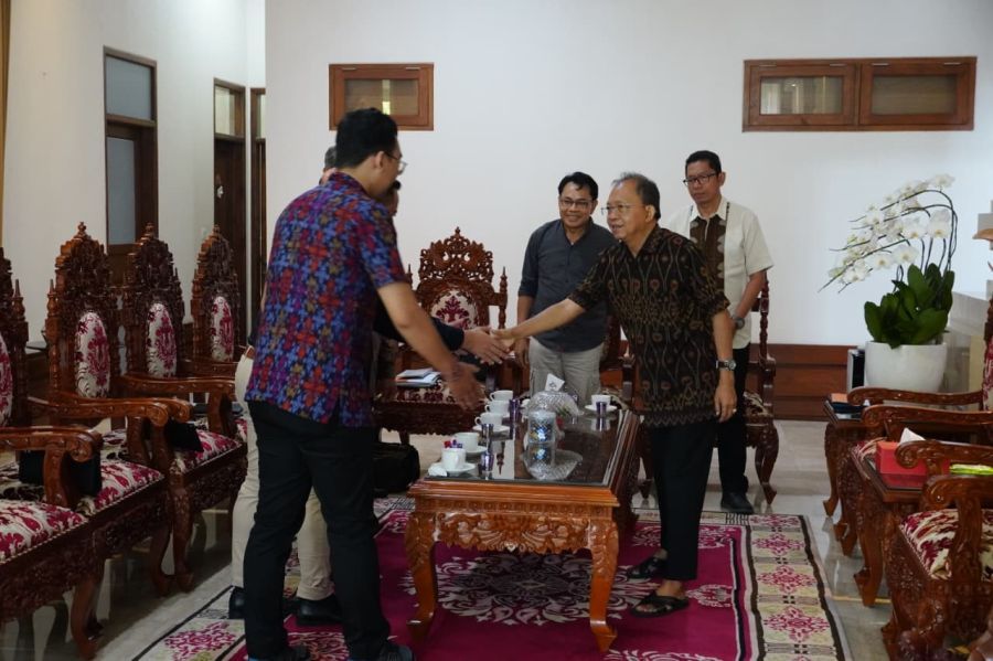 podiumnews.com-Gubernur Koster Minta Koperasi Utamakan Produk Asli Bali