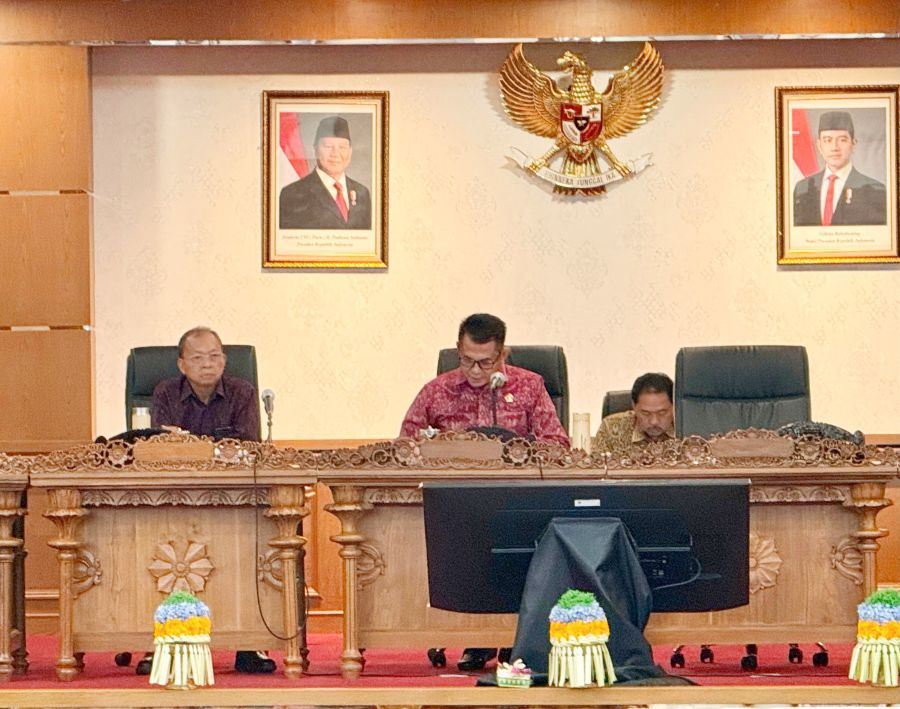 Gubernur Bali, Wayan Koster, menyampaikan penjelasan mengenai Raperda Provinsi Bali tentang Perubahan APBD Semesta Berencana Provinsi Bali Tahun Anggaran 2026 dan Raperda tentang APBD Semesta Berencana Provinsi Bali Tahun Anggaran 2027 dalam Rapat Paripurna DPRD Provinsi Bali, bertempat di Ruang Sidang Paripurna Kantor DPRD Bali, Denpsar, Senin (7/9/2026). (foto/sukadana)