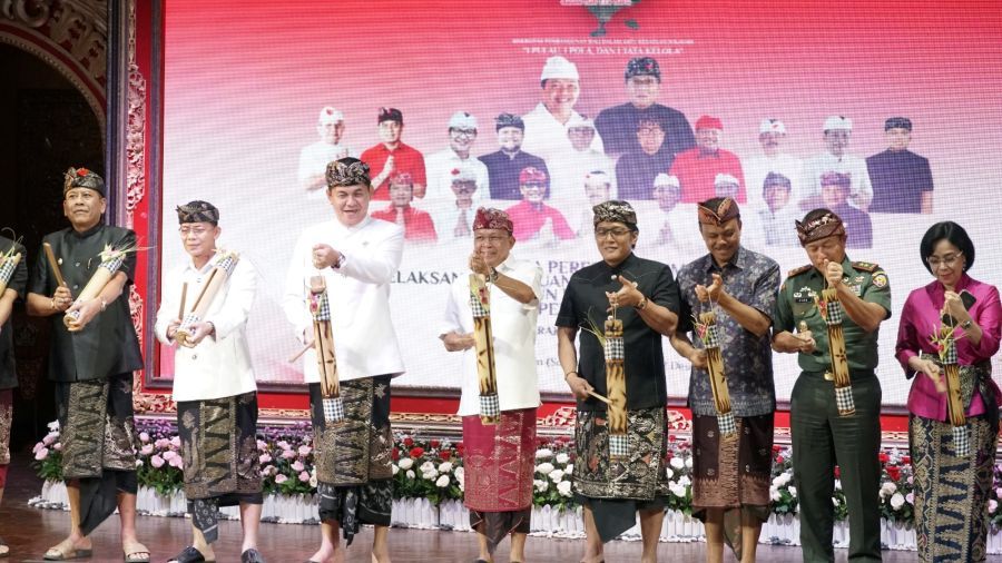 Gubernur Bali Wayan Koster menghadiri sekaligus meresmikan dimulainya pelaksanaan Haluan Pembangunan Bali Masa Depan, 100 Tahun Bali Era Baru 2025–2125, yang dilaksanakan di Gedung Ksirarnawa, Taman Budaya Art Center Denpasar, Bali, Senin (22/12/2025). (foto/sukadana)