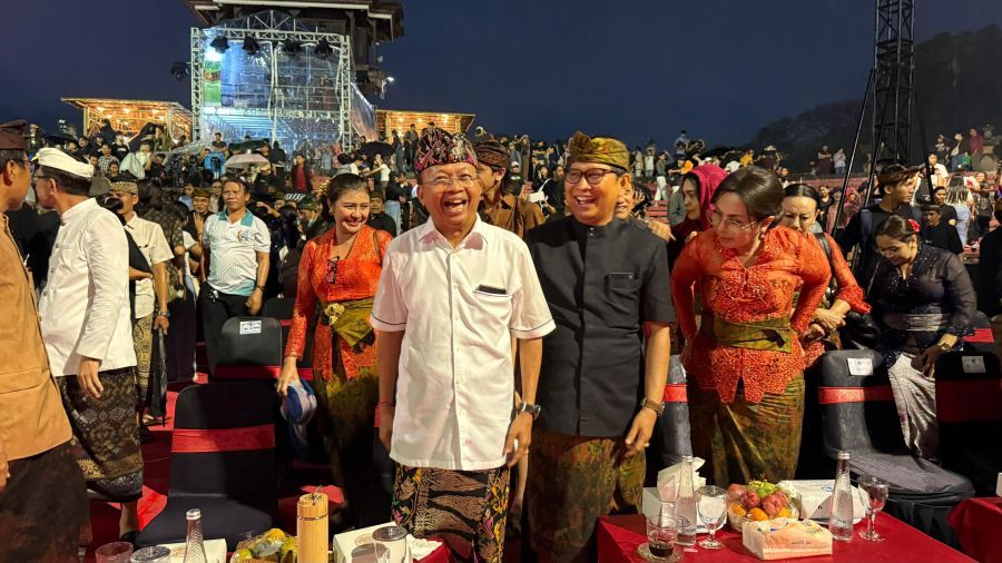 podiumnews.com-Gubernur Koster Saksikan Parade Gong Kebyar Dewasa Duta Gianyar dan Badung