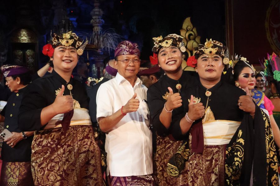 Gubernur Bali Wayan Koster menghadiri pementasan Utsawa (Parade) Gong Kebyar Dewasa dalam rangkaian Pesta Kesenian Bali di Panggung Terbuka Ardha Candra, Art Center Denpasar, Bali, Rabu (1/7/2026) malam. (foto/sukadana)