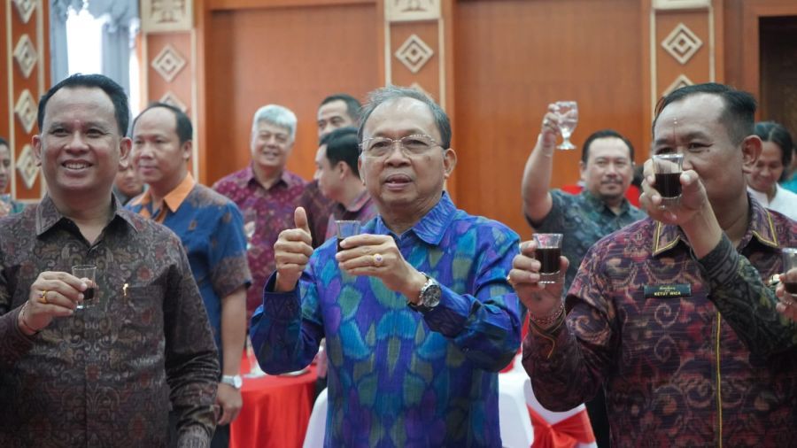 Gubernur Bali, Wayan Koster bersulang saat bertatap muka dengan seluruh pelaku usaha dan koperasi Arak Bali di Gedung Kertha Sabha, Jayasabha, Denpasar, Bali, Rabu (11/3/2026). (Foto/sukadana)
