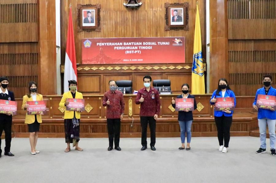 podiumnews.com-Gubernur Koster Gelontorkan Rp13,8 Miliar Bantu 9.412 Mahasiswa Terdampak Covid-19