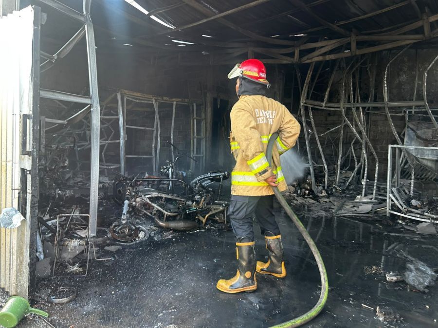 Gudang kembang api yang berlokasi di Jalan Siulan Gang Sekar Bhuana, Denpasar Timur, Denpasar, Bali, ludes terbakar, Selasa (15/9/2026). (foto/hes)