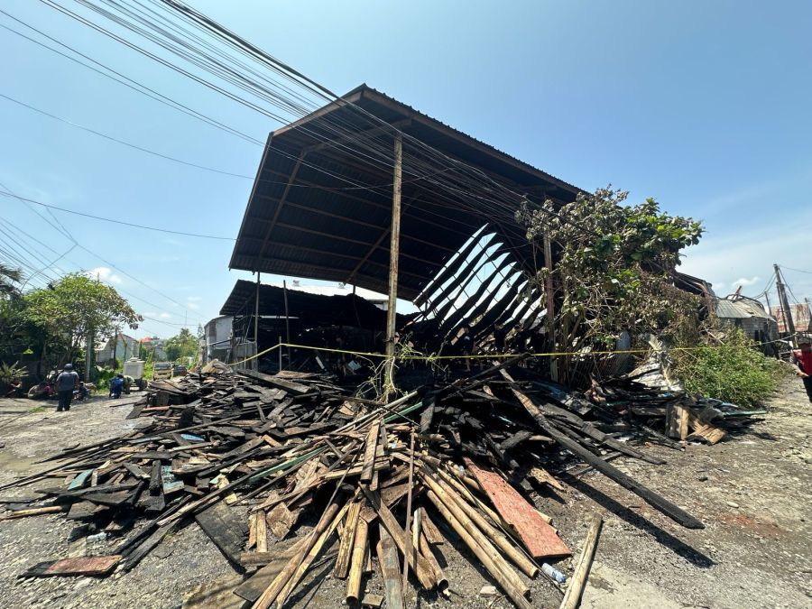 Gudang meubel Lisda Craft Furniture di Jalan Persada, Nomor 3, Banjar Pengipian, Kelurahan Kerobokan Kelod, Kecamatan Kuta Utara, Kabupaten Badung, Bali, ludes terbakar, Minggu (15/3/2026). (foto/hes)