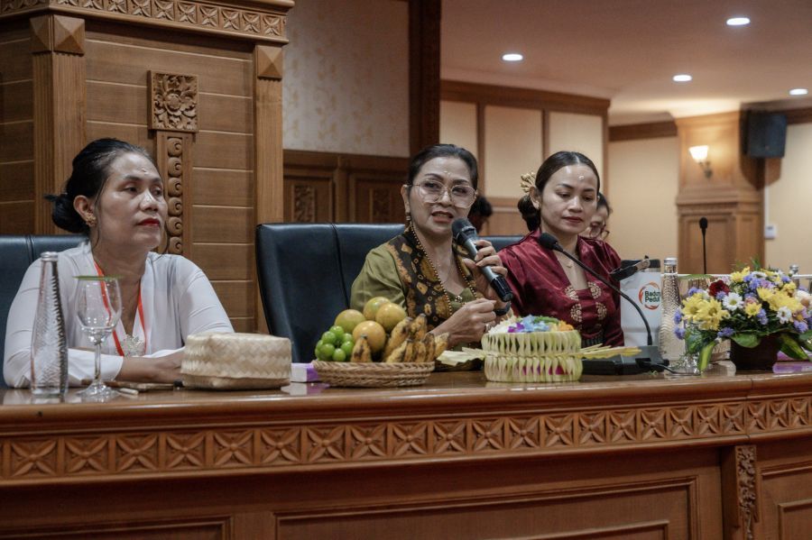 Bunda PAUD Kabupaten Badung, Nyonya Rasniathi Adi Arnawa membuka Workshop Peningkatan SDM Guru dan Tenaga Kependidikan PAUD di Ruang Rapat Madya Gosana, Kantor DPRD Kabupaten Badung, Minggu (5/7/2026). (foto/sukadana)