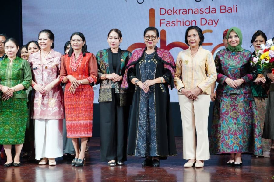 Ketua Dewan Kerajinan Nasional Daerah (Dekranasda) Provinsi Bali, Ibu Putri Suastini Koster pada kegiatan Dekranasda Bali Fashion Day (DBFD) yang berlangsung di Gedung Ksirarnawa, Taman Budaya Provinsi Bali, Denpasar, Selasa (31/3/2026). (foto/sukadana)