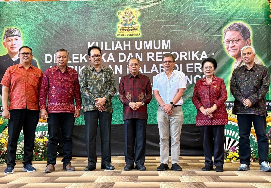 Gubernur Bali Wayan Koster hadir dan menyimak kuliah umum Pengamat Politik dan Akademisi Rocky Gerung yang digelar di Auditorium Universitas Mahasaraswati Denpasar, Bali, Selasa (6/1/2026). (foto/sukadana)