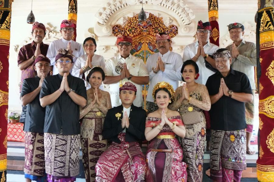 Bupati Tabanan Dr. I Komang Gede Sanjaya, S.E., M.M., didampingi Wakil Bupati Tabanan I Made Dirga menghadiri Pawiwahan Gede Prabha Adhyatmaja Nataran, A.Md dan A A. Ratih Saraswati, S.H., M.Kn, putra putri dari keluarga Gede Buda Nataran, S.Pd dan A A. Nyoman Darma Putra, S.Sos, di Jero Batanbuah, Desa Tangguntiti, Selemadeg Timur, Tabanan, Bali, Senin (12/10/2026). (foto/prokopimtabanan)