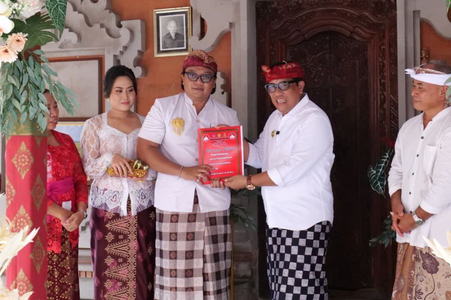 podiumnews.com-Hadiri Pernikahan Krama Abiantuwung, Bupati Tabanan Serahkan Dokumen Kependudukan
