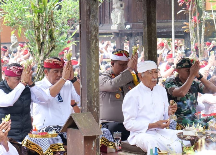 Bupati Tabanan, Dr. I Komang Gede Sanjaya, S.E., M.M. memimpin Persembahyangan Bersama sekaligus Matur Piuning dan Memohon Restu dalam rangka dimulainya implementasi Haluan Pembangunan Bali Masa Depan, 100 Tahun Bali Era Baru 2025–2125, di Pura Luhur Batukau, Desa Wongaya Gede, Penebel, Tabanan, Bali, Rabu (24/12/2025). (foto/prokopimtabanan)