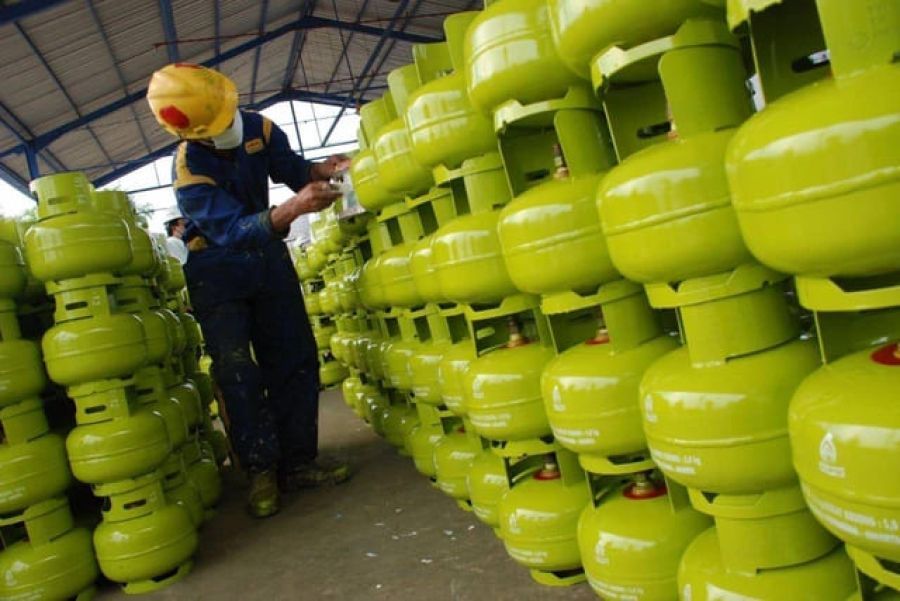  Pekerja depo LPG tengah menata gas LPG 3 Kg. (Foto: PT.Pertamina)