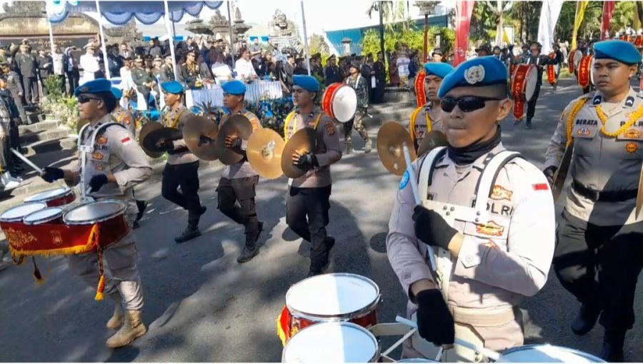 Penampilan parade defile dalam perayaan Hari Bhayangkara ke-80 di Lapangan Puputan Margarana, Niti Mandala Renon, Denpasar, Bali, Rabu (1/7/2026). (foto/hes)
